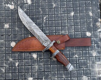 ローズウッドのハンドルとレザーシースを備えた手作りのダマスカス鋼製ボウイナイフ型ブレード。男性へのパーソナライズギフト、新郎付添人へのギフト。
