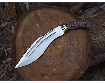 Cuchillo estilo Kukri de acero al carbono forjado a mano con funda de cuero – Mango de madera Pakka grabado a mano – Regalo práctico para exteriores para él