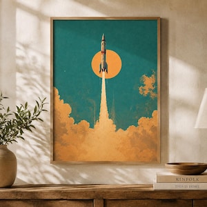 以下が含まれることがあります： ティール色の背景に向かって上昇するロケットを描いた縦型のウォールアートプリント。ロケットの後ろには大きなオレンジ色の太陽があり、ベースからは厚いオレンジ色の煙の雲が立ち上り、フレームの下部を埋め尽くしています。