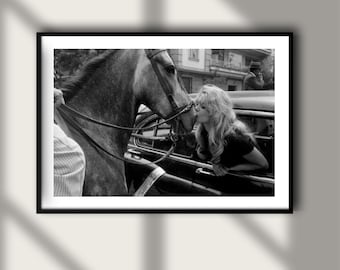 Stampa vintage di Brigitte Bardot che bacia il cavallo, poster di moda di lusso con modella, fotografia d'arte da parete, arredamento in bianco e nero per l'alta società