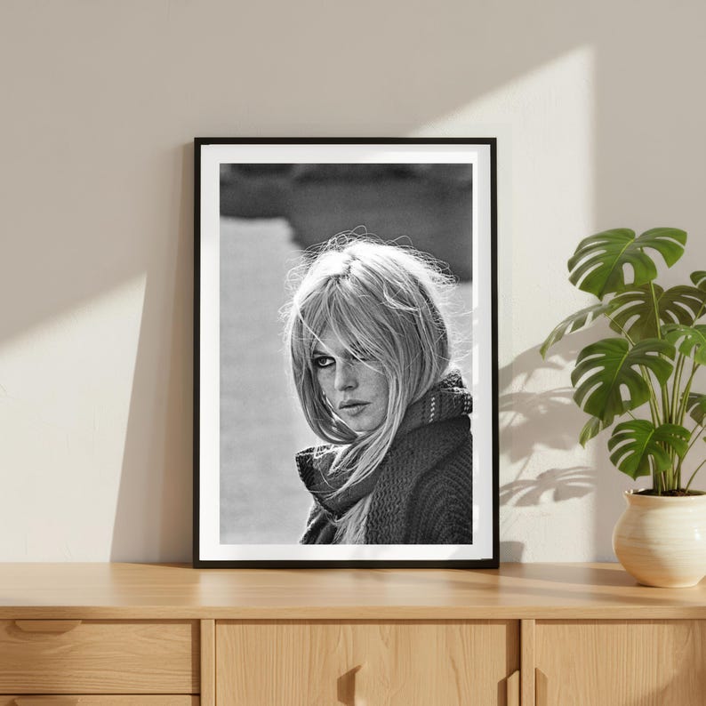 K&ouml;nnte beinhalten: Eine wei&szlig;e Keramiktasse mit schwarzem Henkel und dem Text "But First, Coffee" in schwarzer, fetter Schrift. Die Tasse steht auf einer wei&szlig;en Oberfl&auml;che. Die Tasse ist 10 cm hoch.