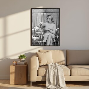 Vintage Brigitte Bardot rökning print, lyxmodell modeaffisch, konstfotografi väggkonst, high society svartvit dekor bild 4