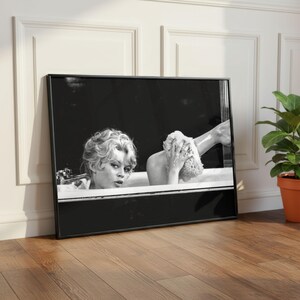 Puede incluir: Una taza de cer&aacute;mica blanca con asa negra y el texto "But First, Coffee" en negrita negra. La taza se presenta sobre un fondo borroso, resaltando su dise&ntilde;o limpio.