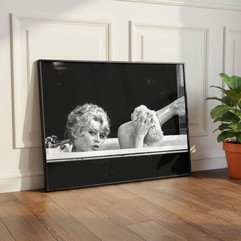 Puede incluir: Una taza de cer&aacute;mica blanca con asa negra y el texto "But First, Coffee" en negrita negra. La taza se presenta sobre un fondo borroso, resaltando su dise&ntilde;o limpio.