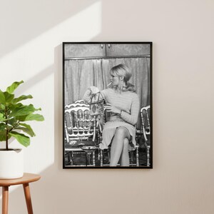 Vintage Brigitte Bardot rökning print, lyxmodell modeaffisch, konstfotografi väggkonst, high society svartvit dekor bild 5