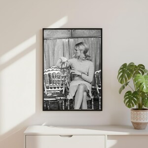 Vintage Brigitte Bardot rökning print, lyxmodell modeaffisch, konstfotografi väggkonst, high society svartvit dekor bild 2