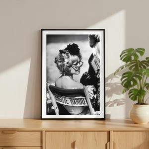 Stampa vintage della sedia da film di Brigitte Bardot, poster di moda di lusso con modella, fotografia d'arte da parete, arredamento in bianco e nero per l'alta società immagine 1