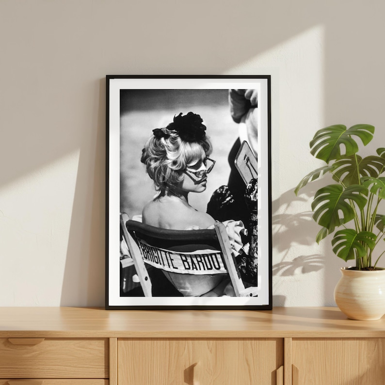 Stampa vintage della sedia da film di Brigitte Bardot, poster di moda di lusso con modella, fotografia d'arte da parete, arredamento in bianco e nero per l'alta società immagine 1