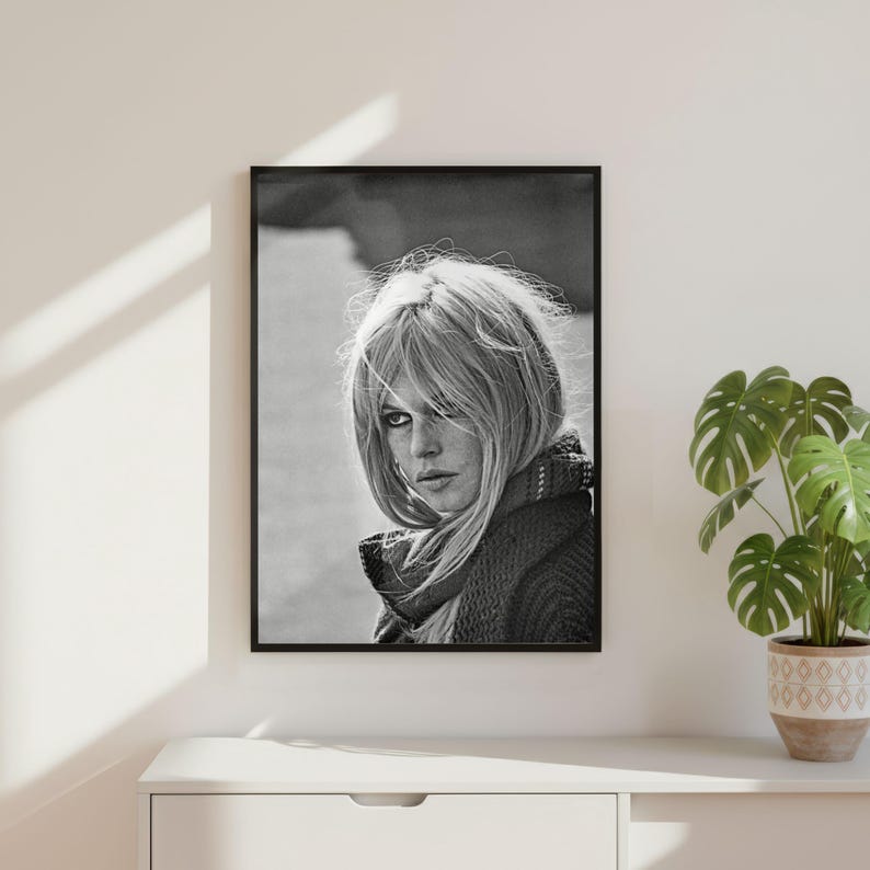 K&ouml;nnte beinhalten: Eine wei&szlig;e Keramik-Tasse mit schwarzem Henkel und dem Text "But First, Coffee" in schwarzer, fetter Schrift. Die Tasse steht auf einer wei&szlig;en Oberfl&auml;che.