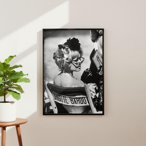 Pu&ograve; includere: Un cartello in legno rustico con la scritta "Welcome to our home" in lettere bianche. Il cartello presenta una finitura invecchiata e un design semplice e invitante, perfetto per un portico o un ingresso.