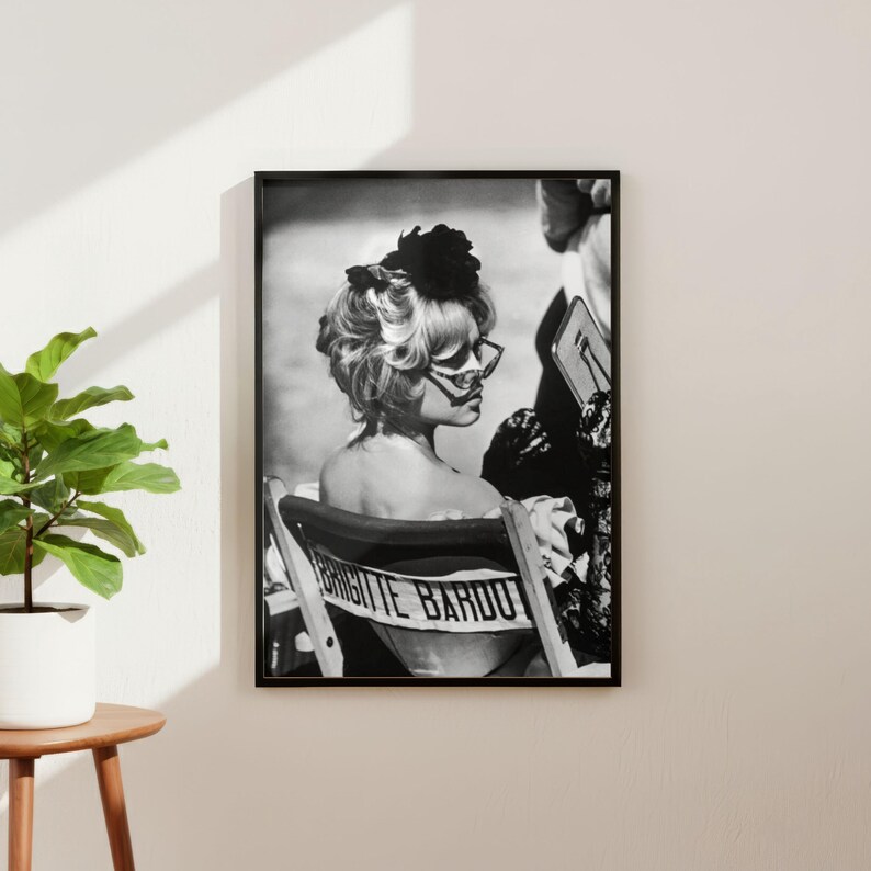 Pu&ograve; includere: Un cartello in legno rustico con la scritta "Welcome to our home" in lettere bianche. Il cartello presenta una finitura invecchiata e un design semplice e invitante, perfetto per un portico o un ingresso.