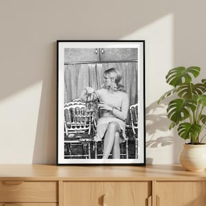 Vintage Brigitte Bardot rökning print, lyxmodell modeaffisch, konstfotografi väggkonst, high society svartvit dekor bild 1