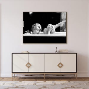 Puede incluir: Un letrero de madera hecho a mano con la palabra "Welcome" en una fuente juguetona. El letrero presenta un fondo blanco desgastado y un marco marr&oacute;n oscuro, adecuado para uso en interiores o exteriores.