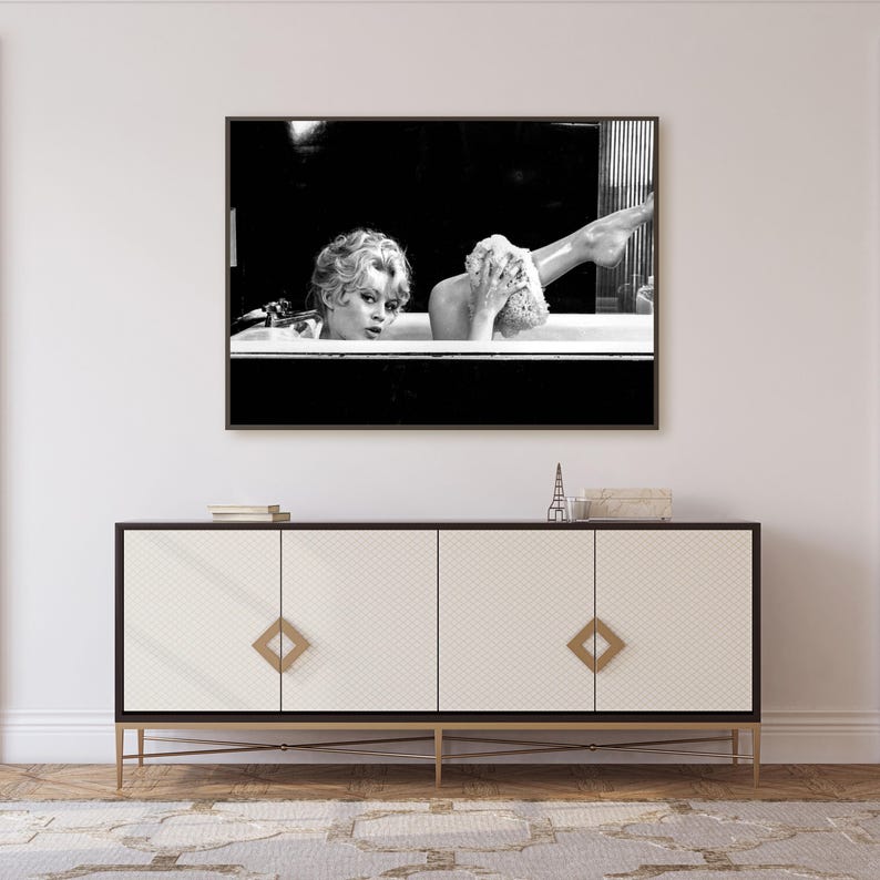 Puede incluir: Un letrero de madera hecho a mano con la palabra "Welcome" en una fuente juguetona. El letrero presenta un fondo blanco desgastado y un marco marr&oacute;n oscuro, adecuado para uso en interiores o exteriores.