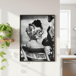 Pu&ograve; includere: Un set di tre tazze in ceramica con una glassa screziata color crema. Ogni tazza presenta un design dipinto a mano diverso: una foglia blu e verde, un fiore giallo e una bacca rossa. Le tazze hanno un design semplice e moderno.