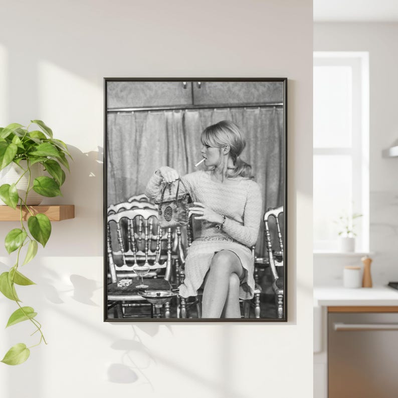 Vintage Brigitte Bardot rökning print, lyxmodell modeaffisch, konstfotografi väggkonst, high society svartvit dekor bild 3