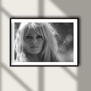 Pode incluir: Uma placa de madeira r&uacute;stica com o texto "Welcome to our home" em letras brancas. A placa apresenta um acabamento desgastado e um design simples e convidativo, perfeito para a decora&ccedil;&atilde;o da entrada.