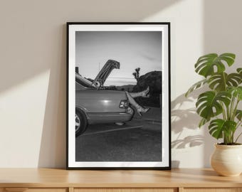Vintage Mädchen Heels Oldtimer Druck, Motorsport Poster, Fine Art Fotografie Wandkunst, Schwarz & Weiß Sportwagen, High Society Luxus Dekor