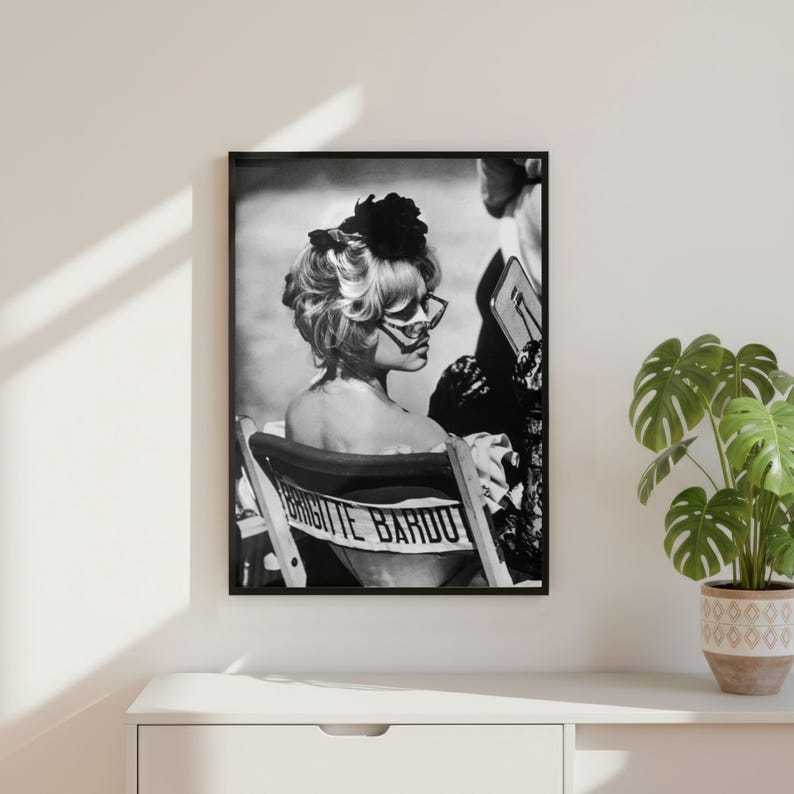 Stampa vintage della sedia da film di Brigitte Bardot, poster di moda di lusso con modella, fotografia d'arte da parete, arredamento in bianco e nero per l'alta società immagine 2
