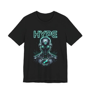 Könnte beinhalten: Schwarzes T-Shirt mit einem futuristischen Roboterdesign, das grün leuchtende Augen und Akzente aufweist. Das Wort "HYPE" wird über dem Roboter in einer neongrünen Schrift angezeigt. Das Design enthält den Text "HYPERLIQUID".