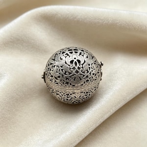 Retro tibetansk silverblomma fågel urholkad påseboll | Aromaterapihänge