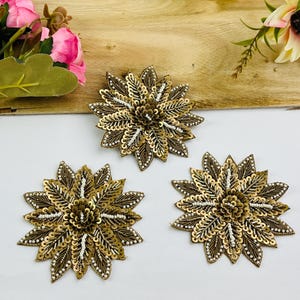 Juego de 2 parches redondos de zardozi hechos a mano con apliques de flores de lentejuelas doradas - 2 piezas