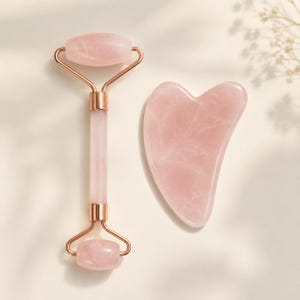 Rodillo facial y set de gua sha de cuarzo rosa natural, herramienta de cuidado de la piel con cristales