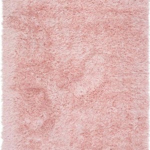 Peut inclure: Un tapis rectangulaire rose clair, avec une texture dense et duveteuse. Les longs brins de fibres cr&eacute;ent un aspect doux et accueillant. La couleur rose p&acirc;le est uniforme, offrant une sensation de confort et de chaleur. Id&eacute;al pour une chambre.