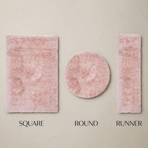 Peut inclure: Trois tapis rose clair de diff&eacute;rentes formes : un carr&eacute;, un rond et un couloir. Les tapis carr&eacute;s et couloirs sont rectangulaires, tandis que le tapis rond est circulaire. Les mots "SQUARE", "ROUND" et "RUNNER" sont imprim&eacute;s en dessous.