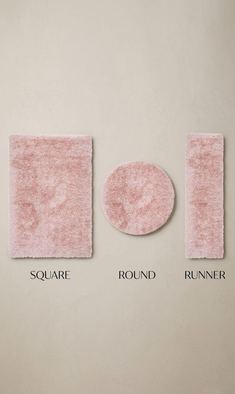 Peut inclure: Trois tapis rose clair de diff&eacute;rentes formes : un carr&eacute;, un rond et un couloir. Les tapis carr&eacute;s et couloirs sont rectangulaires, tandis que le tapis rond est circulaire. Les mots "SQUARE", "ROUND" et "RUNNER" sont imprim&eacute;s en dessous.