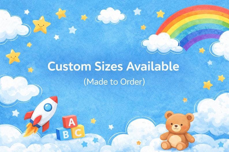 Peut inclure: Illustration fantaisiste sur fond bleu avec nuages, &eacute;toiles et arc-en-ciel. Une fus&eacute;e, des blocs ABC et un ours en peluche sont pr&eacute;sents. Le texte indique "Custom Sizes Available (Made to Order)".