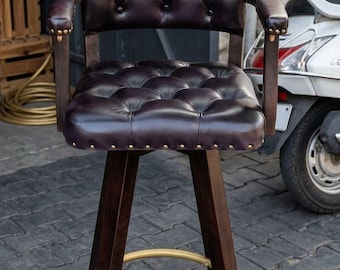 Drehbarer Barhocker aus Leder, Chesterfield Armlehnen, Mid Century Thekenstuhl, handgefertigter Holzsitz