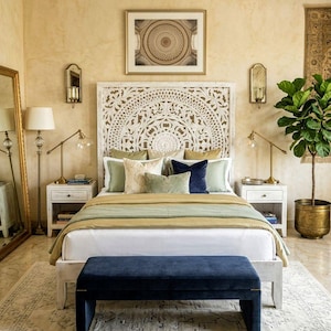 Estructura de cama king size tallada a mano, cabecero mandala blanco envejecido, cama plataforma de madera estilo boho.