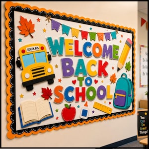 Può includere: Una bacheca rettangolare con un bordo smerlato arancione e nero che riporta il testo WELCOME BACK TO SCHOOL in lettere colorate. Le decorazioni includono uno scuolabus giallo, una matita, uno zaino, un libro aperto e una mela.
