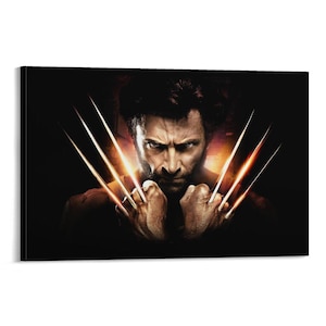 Op de afbeelding: Een canvas print met een portret van een man met een serieuze uitdrukking. De man houdt zijn handen uit, met drie gloeiende, scherpe klauwen die uit elke vuist steken. De achtergrond is donker, met een vurige gloed die van achter de man komt.