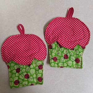 Child&#39;s kids cupcake pot holders oven mitts with ladybugs
