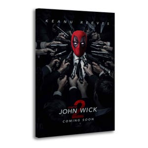 Puede incluir: Impresión en lienzo que presenta una combinación de Deadpool y John Wick. La figura central lleva una máscara de Deadpool, rodeada de manos que sostienen armas. El texto "KEANU REEVES" está en la parte superior, con "JOHN WICK 2 COMING SOON" en la parte inferior.