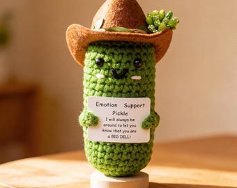 Peluche de pepinillo de ganchillo con sombrero de vaquero, compañero de escritorio para apoyo emocional.