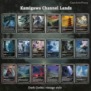 Può includere: Una collezione di diciotto carte collezionabili disposte su tre file, intitolata Kamigawa Channel Lands. Ogni carta presenta illustrazioni di paesaggi fantasy, bordi neri e testo che descrive le meccaniche di gioco. Le carte mostrano varie strutture, montagne e scene naturali in uno stile gotico vintage scuro.
