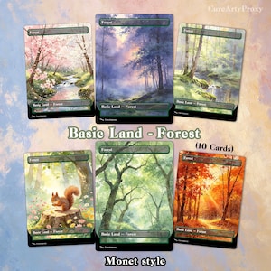 Puede incluir: Un conjunto de diez cartas "Basic Land - Forest", cada una con una pintura de paisaje diferente al "estilo Monet". La obra de arte muestra diversas escenas de bosque, incluyendo un arroyo, una ardilla y follaje de otoño. Las cartas tienen un borde verde.
