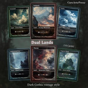 Pode incluir: Uma coleção de seis cartas colecionáveis retangulares com ilustrações de paisagens em estilo gótico escuro e vintage. Cada carta exibe um nome de terreno único, como Savannah, Badlands, Tundra, Underground Sea, Plateau e Tropical Island, com texto indicando tipos de terreno e símbolos de mana. O conjunto está rotulado como Dual Lands e 10 Cards.