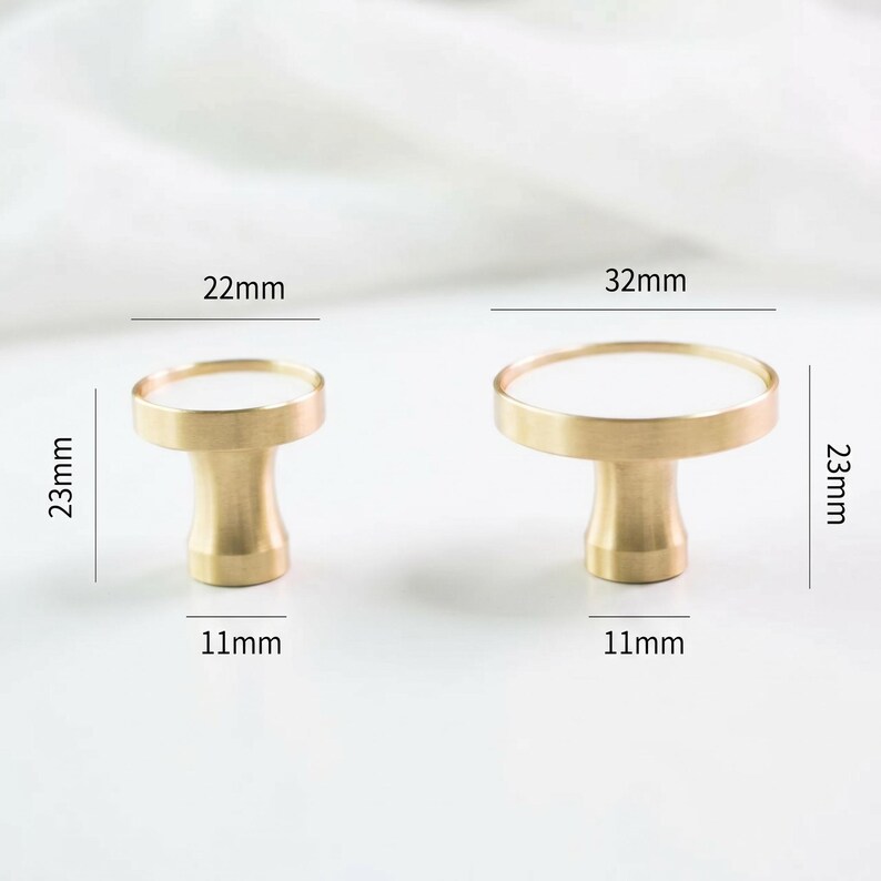 Puede incluir: Dos tiradores de armario de lat&oacute;n con tapas blancas. El tirador m&aacute;s peque&ntilde;o mide 2,3 cm de alto, 2,2 cm de ancho y 1,1 cm de profundidad. El tirador m&aacute;s grande mide 2,3 cm de alto, 3,2 cm de ancho y 1,1 cm de profundidad.
