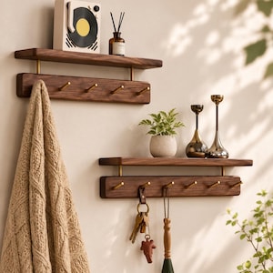 Organisateur d'entrée en bois de noyer avec étagère | Porte-manteau mural en noyer | Porte-manteau mural avec crochets en laiton | Porte-clés mural moderne