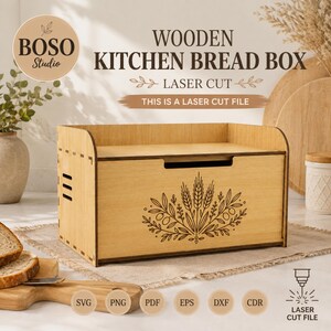Può includere: Un portapane in legno chiaro con un design a laser raffigurante grano e rami d'ulivo sul pannello frontale. La scatola è rettangolare con fessure di ventilazione laterali e un ripiano superiore. Testo: BOSO Studio, WOODEN KITCHEN BREAD BOX, LASER CUT, THIS IS A LASER CUT FILE, e formati SVG, PNG, PDF, EPS, DXF, CDR.