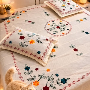 Handbroderat bomullslakanset | Boho blommigt Sujani-arbete, krämfärgad (dubbellakan)