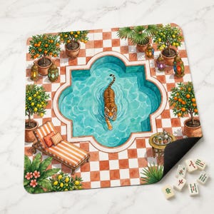 Op de afbeelding: Een vierkante mat met een illustratie van een tijger die zwemt in een vierpasvormig zwembad, omringd door een terras met terracotta en witte tegels, citrusbomen in potten, een gestreepte ligstoel, lantaarns en een klein theetafeltje.