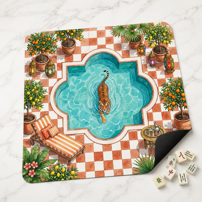 Op de afbeelding: Een vierkante mat met een illustratie van een tijger die zwemt in een vierpasvormig zwembad, omringd door een terras met terracotta en witte tegels, citrusbomen in potten, een gestreepte ligstoel, lantaarns en een klein theetafeltje.