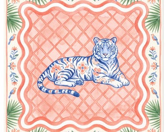 Op de afbeelding: Een vierkante sjaal met een centrale blauw-witte tijger met oranje bloemaccenten, tegen een perzikkleurige rasterachtergrond. De rand toont een golvende koraalkleurige lijn, groene palmbladeren, kleine blauwe vogels en oranje bloemen.