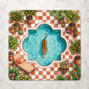 Op de afbeelding: Een vierkante decoratieve mat met een bovenaanzicht van een tijger die zwemt in een vierpasvormig turquoise zwembad. De sc&egrave;ne bevat oranje en witte geblokte tegels, citrusbomen in potten, een gestreepte ligstoel en kleurrijke lantaarns.