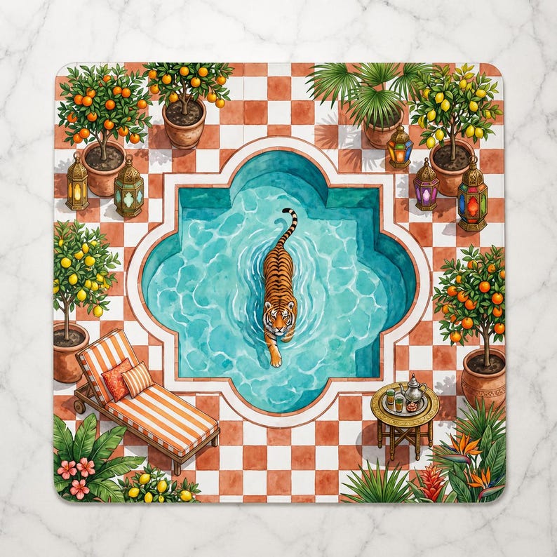 Op de afbeelding: Een vierkante decoratieve mat met een bovenaanzicht van een tijger die zwemt in een vierpasvormig turquoise zwembad. De sc&egrave;ne bevat oranje en witte geblokte tegels, citrusbomen in potten, een gestreepte ligstoel en kleurrijke lantaarns.